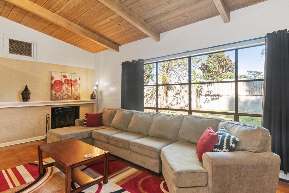 Mid-century Home 2 miles to UF, Downtown, and Shands Plus Walk to Coffee Culture, Planet Fitness and Alfred A Ring Park